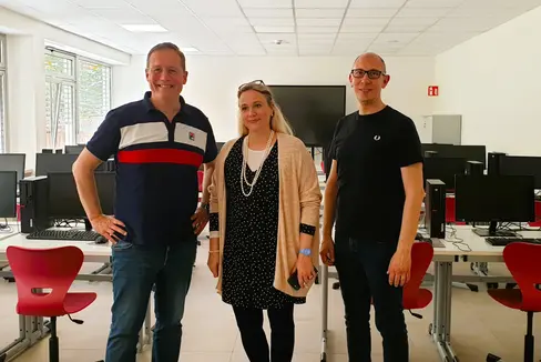 Ecco come si presenta la nuova aula di informatica del Liceo Torricelli a lavori conclusi. Da sx l'assessore al Patrimonio, Massimo Bessone, la direttrice del Liceo Torricelli, Chiara Nocentini, e il direttore dell'Ufficio per la gestione tecnica delle costruzioni, Luca Carmignola (Foto: ASP)