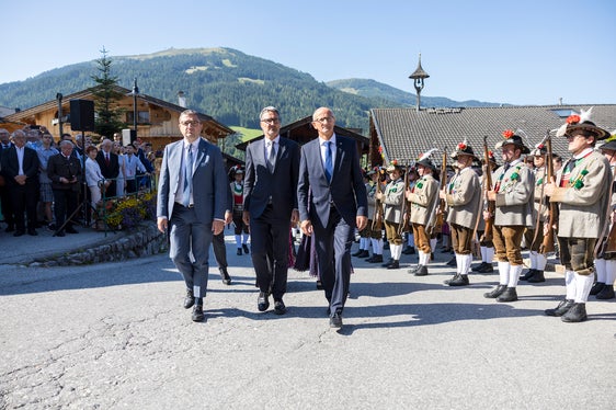 Die Landeshauptleute (v.l.) Fugatti, Kompatscher und Mattle schreiten die Formation beim Landesüblichen Empfang der Schützenkompanie Alpbach ab. (Foto: Land Tirol/Sedlak)