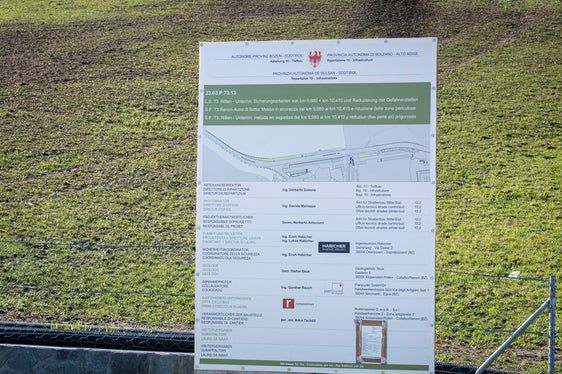 La Provincia autonoma di Bolzano ha investito complessivamente circa 1,55 milioni di euro in questo progetto edilizio. Il contributo del Comune di Renon per gli interventi di sua competenza ammonta a 50.000 euro. Quest’ultimo ha inoltre realizzato le infrastrutture per la nuova zona industriale di Auna di Sotto Ovest. La Provincia ha inoltre reso le due fermate dell’autobus lungo questo tratto stradale più accessibili agli utenti, ha realizzato un attraversamento pedonale illuminato e ha provveduto al drenaggio della strada. (Foto: USP/Fabio Brucculeri)