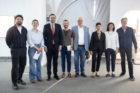 L’arte contemporanea apre il Festival “Quo Vadis?” al Centro Trevi/Trevilab di Bolzano. Da sinistra: Edson Luli (artista autore delle opere in mostra), Amanda Filippi (direzione generale lasecondaluna), Marco Galateo (vicepresidente e assessore alla Cultura italiana), Nicolò Faccenda (direzione artistica lasecondaluna), Tritan Myftiu (assessore comunale di Bolzano), Donatella Ricchetto (direttrice Ufficio Bilinguismo e lingue straniere), Maria Mattei (referente CEDOCS per gli eventi del Festival) e Franco Gaggia (presidente CEDOCS). (Foto: USP/Anna Cerrato)