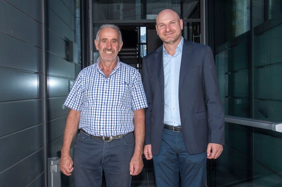 Peter Anton Regele (a sinistra) con il direttore dell'Ufficio Sistemazione bacini montani est, Michael Baumgartner: il primo può vantare più anni di servizio nel settore provinciale dei Bacini montani di quanti siano gli anni di vita del secondo. (Foto: USP/Othmar Seehauser)