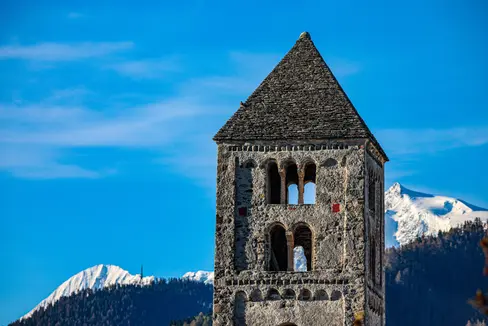 Immagine del mese di aprile 2026: Malles e sullo sfondo l'Ortles e il Gran Zebrù. (Foto: USP/Martin Geier)
