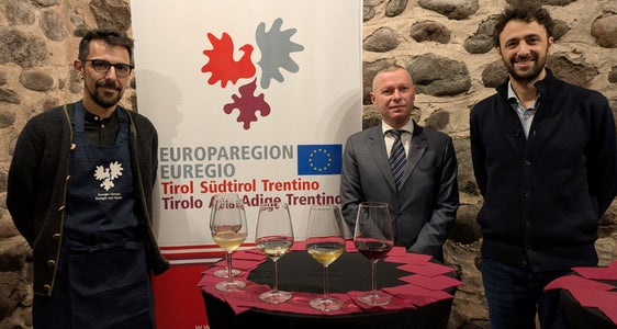 Ospiti e relatori de L'Euregio in 5 calici: (da sinistra) il sommelier Tommaso Iori, il segretario generale dell'Euregio Christoph von Ach e Marco Odorizzi, direttore della Fondazione Alcide De Gasperi (Foto: Euregio)