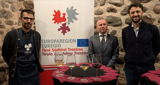 Gastgeber und Referenten bei Die Euregio in 5 Weingläsern: (v. l.) Sommelier Tommaso Iori, Euregio-Generalsekretär Christoph von Ach und Marco Odorizzi, Direktor der Stiftung Alcide de Gasperi (Foto: Euregio)