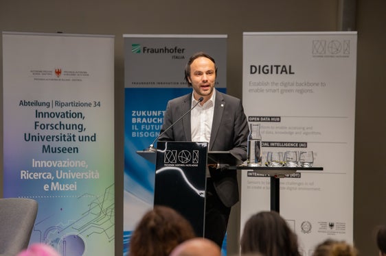 Die KI ist nicht ‚nur‘ eine Chance, sondern schon fast eine Notwendigkeit für unsere Unternehmen, hob Forschungslandesrat Philipp Achammer hervor. (Foto: LPA/Bernhard Aichner)