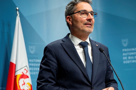 Gemeinden würden derzeit stark investieren, sagte heute Landeshauptmann Kompatscher, die beschlossenen Zusatzmittel und die Vereinfachungen hätten das Ziel, Projekte zu ermöglichen und beschleunigen, die mit EU-Mitteln aus dem Aufbauplan (Pnrr) finanziert werden, um diese Förderung nicht zu verlieren. (Foto: LPA/Fabio Brucculeri)