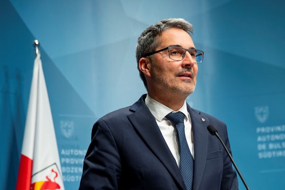 Gemeinden würden derzeit stark investieren, sagte heute Landeshauptmann Kompatscher, die beschlossenen Zusatzmittel und die Vereinfachungen hätten das Ziel, Projekte zu ermöglichen und beschleunigen, die mit EU-Mitteln aus dem Aufbauplan (Pnrr) finanziert werden, um diese Förderung nicht zu verlieren. (Foto: LPA/Fabio Brucculeri)