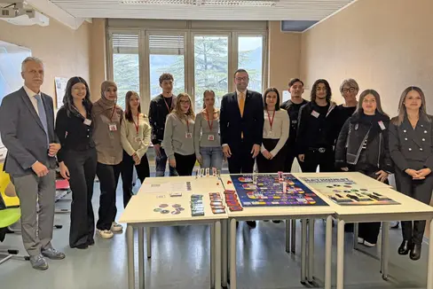 Il gioco educativo assume un ruolo centrale nella promozione della cittadinanza attiva. Alla presentazione del progetto Playstorm all'IISS Battisti, studenti e docenti posano con il vicepresidente Marco Galateo (nella foto al centro), che ha elogiato questa iniziativa. (Foto: USP)