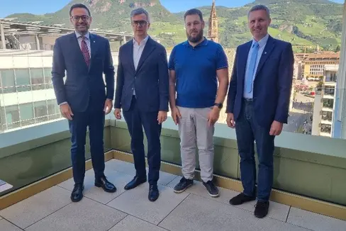 Neue Führung des Südtiroler Wirtschaftsringes tauscht sich mit Landesräten über aktuelle wirtschaftspolitische Themen aus (von links): Landesrat Marco Galateo, SWREA-Präsident Lukas Brunner, SWREA-Vizepräsident Michael Kaufmann, Landesrat Luis Walcher. (Foto: LPA/Ressort Italienische Bildung und Kultur, Wirtschaftliche Entwicklung/Claudio Degasperi)