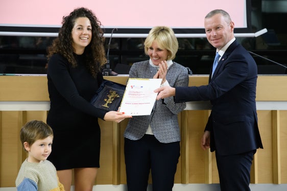 Die gestern Abend ausgezeichnete Agronomin Maria Flavia Salvatierra, die mobile Hühnerställe für die Weidehaltung von Legehennen in Weinbergen errichten will (Foto: Trentino Sviluppo)