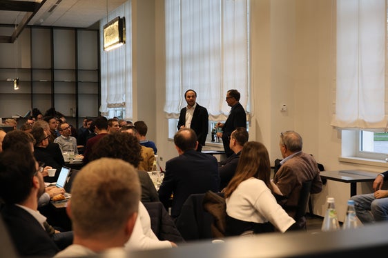 L'assessore provinciale all'Innovazione Philipp Achammer e il direttore di Ripartizione Franz Schöpf hanno illustrato presso la Noisteria del NOI Techpark di Bolzano le possibilità esistenti per promuovere la capacità innovativa dell'Alto Adige. Gli imprenditori e le imprenditrici interessati potranno incontrarli il 9 dicembre a Brunico e il 17 dicembre a Nalles. (Foto: USP/Clara Masiero)