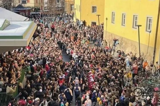 Un'immagine dall'alto di piazza Paul Tschurtschenthaler a Brunico durante l'arrivo della fiaccola olimpica. La festa nella centralissima piazza proseguirà anche durante i Giochi Olimpici Invernali di Milano Cortina. (Foto: Comune di Brunico/La foto può essere utilizzata solo nel contesto di questo comunicato)