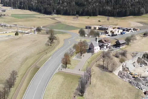 La rotatoria con bypass progettata all'incrocio della strada statale della Val Pusteria con la strada provinciale di Anterselva, che creerà uno spazio aperto e un punto di incontro per i cittadini presso la chiesetta esistente. (Rendering: Ripartizione provinciale Costruzioni)