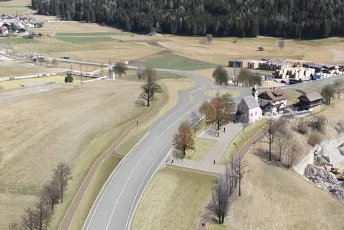 La rotatoria con bypass progettata all'incrocio della strada statale della Val Pusteria con la strada provinciale di Anterselva, che creerà uno spazio aperto e un punto di incontro per i cittadini presso la chiesetta esistente. (Rendering: Ripartizione provinciale Costruzioni)