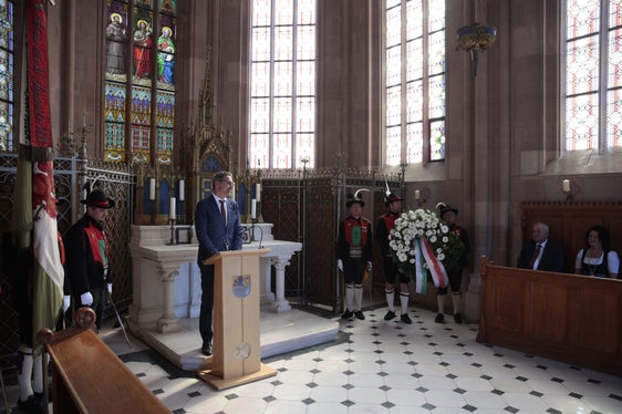 Il Presidente Kompatscher durante la commemorazione a Scena. (Foto: ASP/Tiberio Sorvillo)