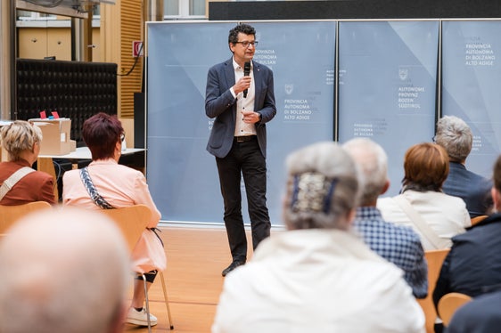 Le neopensionate e i neopensionati sono stati salutati in quattro distinte cerimonie moderate dal direttore dell'Ufficio sviluppo personale Günter Sölva. (Foto: USP/Bernhard Aichner)