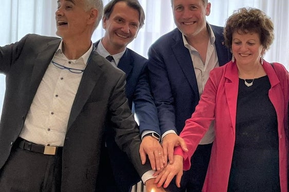 La torta celebrativa per i 90 anni dell'istituto bolzano. Nella foto (da sx): il dirigente Marino Saltuari, il sovrintendente Vincenzo Gullotta, l'assessore Massimo Bessone e Ivana Bertagnolli, dirigente del convitto fino al 2018. (Foto: ASP)