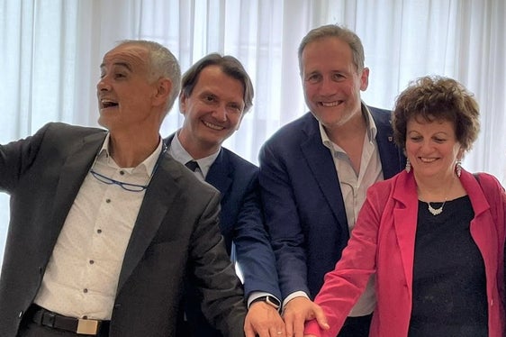 La torta celebrativa per i 90 anni dell'istituto bolzano. Nella foto (da sx): il dirigente Marino Saltuari, il sovrintendente Vincenzo Gullotta, l'assessore Massimo Bessone e Ivana Bertagnolli, dirigente del convitto fino al 2018. (Foto: ASP)