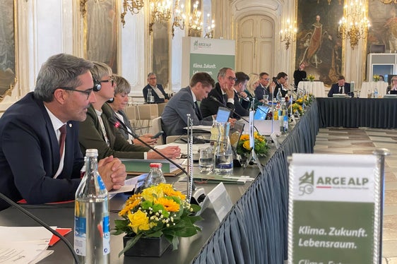 Südtirols Landeshauptmann Arno Kompatscher ergriff bei der Konferenz u.a. zu den beiden Resolutionen Länderübergreifendes Wolfsmanagement und Zukunftsorientierte Klimaschutzpolitik für den Alpenraum das Wort. (Foto: LPA/Matteo Donagrandi)