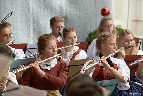 I concerti finali dell'Orchestra giovanile di fiati dell'Euregio si terranno venerdì 28 luglio 2023 a Pozza di Fassa (Trentino), sabato 29 luglio 2023 a Dobbiaco e domenica 30 luglio 2023 a Innsbruck (Tirolo), nell'ambito dei Concerti Promenade. (Foto: Wolfgang Alberty)