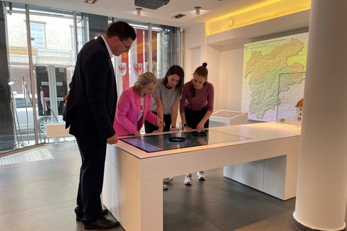 Matthias Fink, Vertreter des Landes Tirol im Generalsekretariat der Euregio, führt Interessierte durch den Euregio-Infopoint in Innsbruck. (Foto: Euregio)