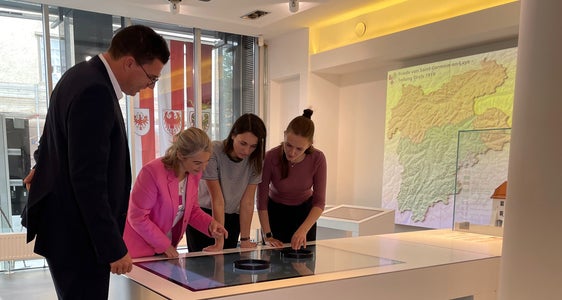 Matthias Fink, Vertreter des Landes Tirol im Generalsekretariat der Euregio, führt Interessierte durch den Euregio-Infopoint in Innsbruck. (Foto: Euregio)