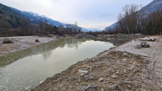 Il lavoro di eradicazione della pianta acquatica Elodea nuttallii, un'alga a foglie strette, è il risultato di collaborazione e coordinamento tra i Bacini montani e l'ecologo delle acque Peter Hecher, dell'Agenzia per la Protezione civile, il Laboratorio biologico dell'Agenzia per l'ambiente, l'Ufficio per la tutela delle acque, l'Ufficio Natura, l'Ufficio gestione fauna selvatica, il Corpo forestale, la locale Associazione dei pescatori e l'Amministrazione comunale (Foto: USP/Ufficio Sistemazione bacini montani ovest)