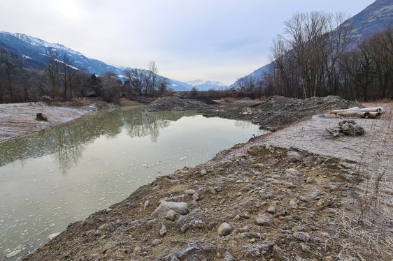 Die Arbeiten zur Ausrottung der invasiven Wasserpflanze Elodea nuttallii, der Schmalblättrigen Wasserpest, im Rablander Weiher haben die Wildbachverbauung in der Agentur für Bevölkerungsschutz, das Biologische Labor in der Landesagentur für Umwelt und Klimaschutz, das Landesamt für Gewässerschutz, das Landesamt für Natur, das Landesamt für Wildtiermanagement, die Landesabteilung Forstwirtschaft, den örtlichen Fischerverein und die Gemeindeverwaltung von Partschins seit dem Sommer 2022 beschäftigt. Nun kann die Wildbachverbauung die Revitalisierung vornehmen. (Foto: LPA/Landesamt für Wildbach- und Lawinenverbauung West)