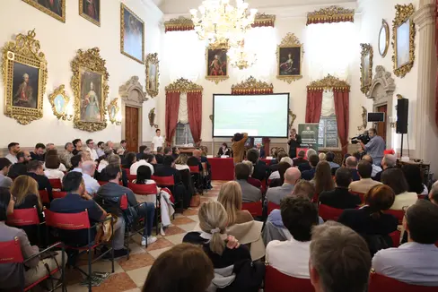 Bei der ANSFISA-Tagung zur Sicherheit von Bahn, Straßen und öffentlichem Verkehr in Bozen diskutierten unter anderem ANSFISA-Direktor Domenico Capomolla, Unterstaatssekretär Alessandro Morelli, Landeshauptmann Arno Kompatscher und Landesrat Daniel Alfreider über Sicherheit, Investitionen und nachhaltige Mobilitätsinfrastrukturen. (Foto: LPA/Ingo Dejaco)