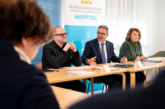 Preparare nuovi percorsi insieme alla Giunta provinciale: il presidente della Comunità comprensoriale Alta Valle Isarco Martin Alber (nella foto il primo da sinistra) con il presidente Arno Kompatscher e l'assessora provinciale Rosmarie Pamer alla conferenza stampa dopo l'incontro tenutosi a Villa Linde a Vipiteno. (Foto: USP/Fabio Brucculeri)