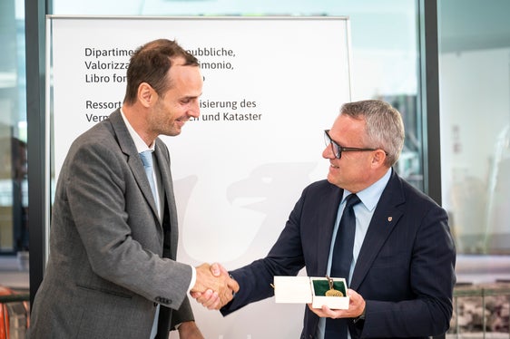 Il presidente di WaltherPark S.p.A Thibault Chavanat consegna all'assessore provinciale Christian Bianchi le chiavi con il logo di WaltherPark. (Foto: USP/Fabio Brucculeri)