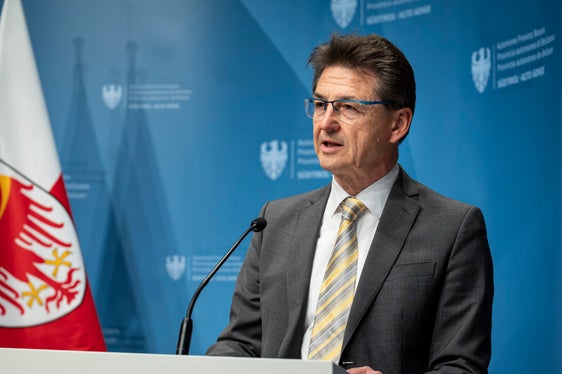 Eugenio Bizzotto, Direktor der Agentur für Wirtschaftliche und Soziale Entwicklung (ASWE), stellte Daten zum Pflegegeld vor: Im Jahr 2025 wurden dafür insgesamt über 314,2 Millionen Euro zur Verfügung gestellt. (Foto: LPA/Fabio Brucculeri)