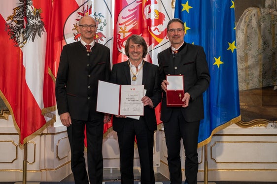 Für seine Verdienste in der Medizin und dabei vor allem in der Neugeborenenmedizin wurde heute auch Hubert Messner geehrt. (Foto: LPA)