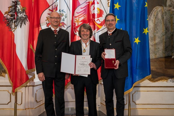 Für seine Verdienste in der Medizin und dabei vor allem in der Neugeborenenmedizin wurde heute auch Hubert Messner geehrt. (Foto: LPA)