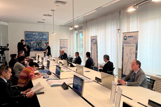 L'assessore all'ambiente Vettorato (nella primo il primo da destra) durante la presentazione odierna a Trento della seconda fase del progetto BrennerLec. (Foto: ASP)