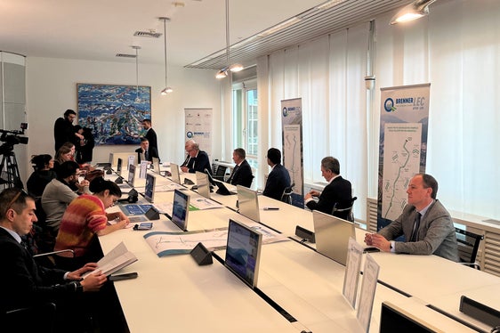 L'assessore all'ambiente Vettorato (nella primo il primo da destra) durante la presentazione odierna a Trento della seconda fase del progetto BrennerLec. (Foto: ASP)