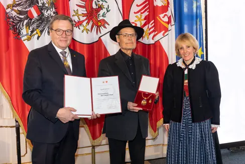 Lo scorso febbraio a Innsbruck, lo scrittore Joseph Zoderer aveva ricevuto onorificenza del Land austriaco del Tirolo. Nella foto (in mezzo) è in posa con il capitano del Tirolo Günther Platter (a sinistra) e l'assessora Waltraud Deeg. (Foto: ASP)