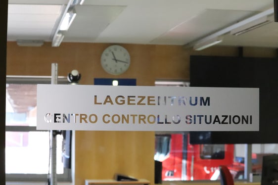 Im bei der Berufsfeuerwehr in der Agentur für Bevölkerungsschutz angesiedelten Landeslagezentrum laufen bei einem Ereignisfall alle Fäden zusammen. (Foto: Agentur für Bevölkerungsschutz/Maja Clara)