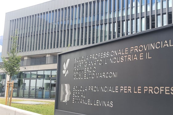 La nuova sede vanta una superficie utile di 5.938 metri quadrati, realizzata con un investimento complessivo di circa 32 milioni di euro e potrà accogliere complessivamente circa 280 studenti e studentesse: 200 della scuola “G. Marconi” e 80 della scuola “E. Lévinas”. (Foto: USP/Thomas Laconi)