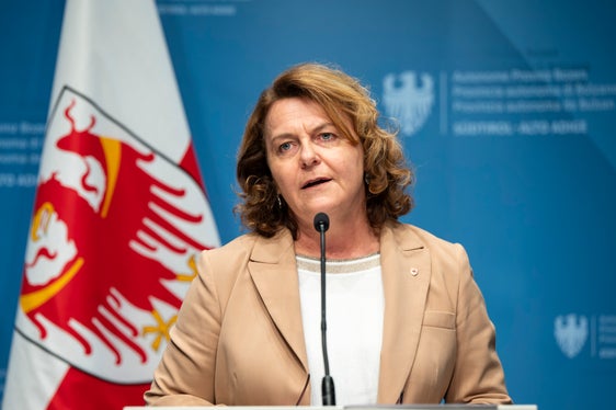 Seit der Erarbeitung des Maßnahmenpakets ist bereits einiges passiert, aber es ist noch ein langer, intensiver Weg, den wir konsequent und mit intensiver Arbeit weitergehen, hob Landesrätin Rosmarie Pamer hervor. (Foto: LPA/Fabio Brucculeri)