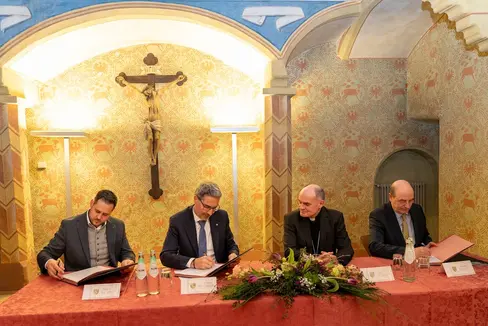 Klausens Bürgermeister Peter Gasser (l.), Landeshauptmann Arno Kompatscher (2. v. l.) und Franz Kripp, Verwalter von Kloster Säben (ganz l.) unterzeichneten die Vereinbarung im Walthersaal in Klausen. Bischof Ivo Muser setzte den Sichtvermerk des Diözesanordinarius unter das Dokument. (Foto: LPA/Konrad Faltner)