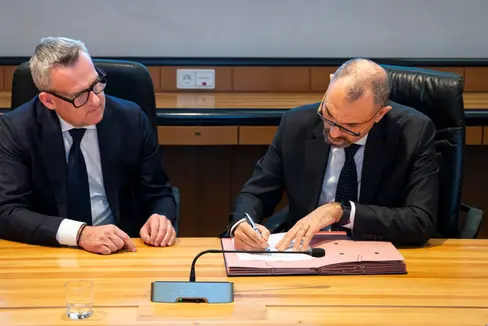 Landesrat Christian Bianchi (links im Bild) und Vincenzo Fera, der NISF-Verantwortliche für Vermögen, haben am 17. Dezember die Unterschrift unter einen Kaufvertrag gesetzt, mit dem mehrere Immobilien im Bereich des Siegesplatzes an das Land Südtirol übergehen. (Foto: LPA/Fabio Brucculeri)