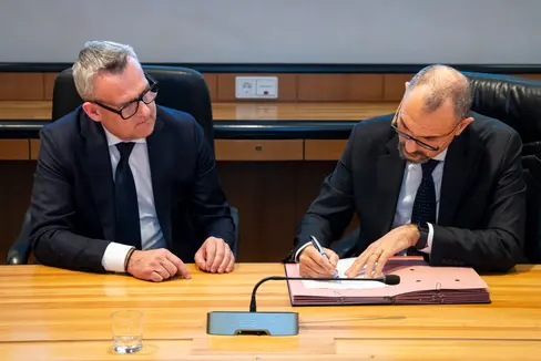 Landesrat Christian Bianchi (links im Bild) und Vincenzo Fera, der NISF-Verantwortliche für Vermögen, haben am 17. Dezember die Unterschrift unter einen Kaufvertrag gesetzt, mit dem mehrere Immobilien im Bereich des Siegesplatzes an das Land Südtirol übergehen. (Foto: LPA/Fabio Brucculeri)