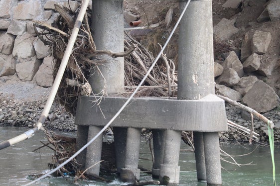 Schwachstelle in puncto Hochwassersicherheit: An den fünf großen Betonpfeilern der alten Brücke über die Etsch in Neumarkt bildeten sich Verklausungen. (Foto: LPA/Maja Clara)