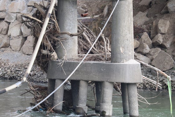 Schwachstelle in puncto Hochwassersicherheit: An den fünf großen Betonpfeilern der alten Brücke über die Etsch in Neumarkt bildeten sich Verklausungen. (Foto: LPA/Maja Clara)