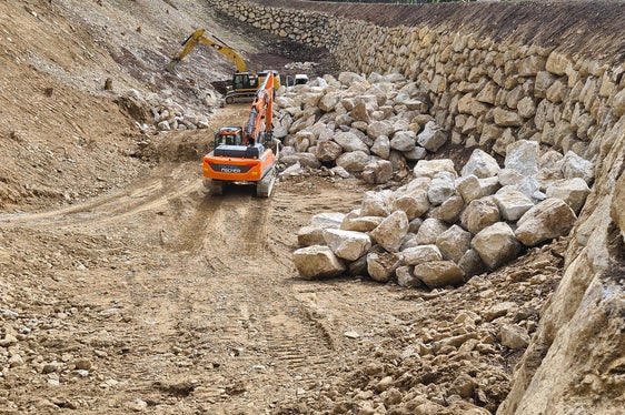 Die Arbeiten am 10 Meter hohen und 160 Meter langen Lawinenauffangdamm wurden in diesen Tagen abgeschlossen. (Foto: LPA/Landesamt für Wildbach- und Lawinenverbauung West)