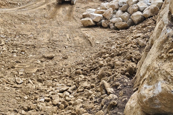 I lavori per la realizzazione dell'argine paravalanghe nella zona Durraplatt (Foto: Ufficio sistemazione bacini montani Ovest)