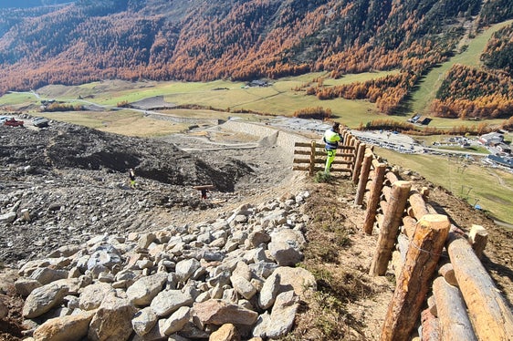 Ein Lawinenablenkdamm von 860 Metern Länge wird die Landesstraße und zwei Parkplätze in Kurzras in Schnals vor einem Lawinenereignis mit 100-jähriger Wiederkehrwahrscheinlichkeit und vor Murereignissen schützen. (Foto: LPA/Landesamt für Wildbach- und Lawinenverbauung West in der Agentur für Bevölkerungsschutz/Martin Eschgfäller)