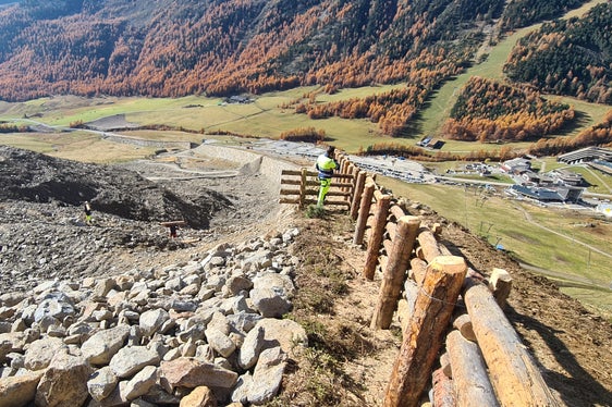 Ein Lawinenablenkdamm von 860 Metern Länge wird die Landesstraße und zwei Parkplätze in Kurzras in Schnals vor einem Lawinenereignis mit 100-jähriger Wiederkehrwahrscheinlichkeit und vor Murereignissen schützen. (Foto: LPA/Landesamt für Wildbach- und Lawinenverbauung West in der Agentur für Bevölkerungsschutz/Martin Eschgfäller)