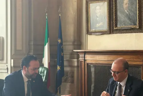 Landesrat Marco Galateo im Gespräch mit Bildungsminister Giuseppe Valditara. (Foto: LPA)